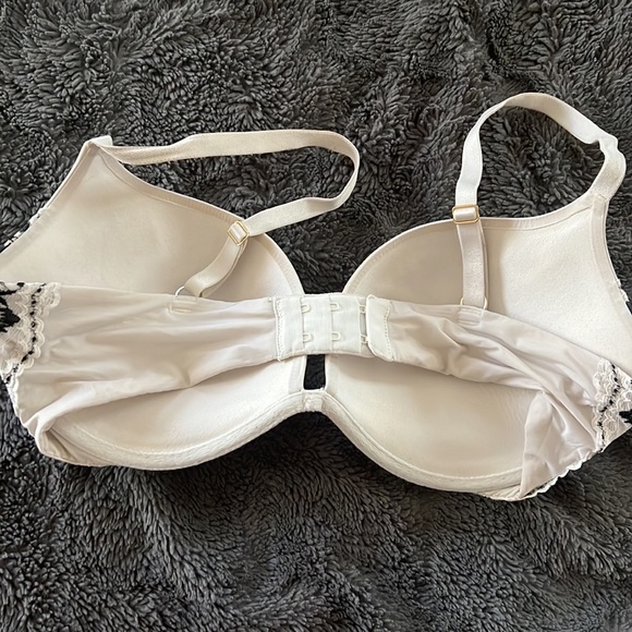 Victoria’s Secret push up bra - Picture 2 of 5